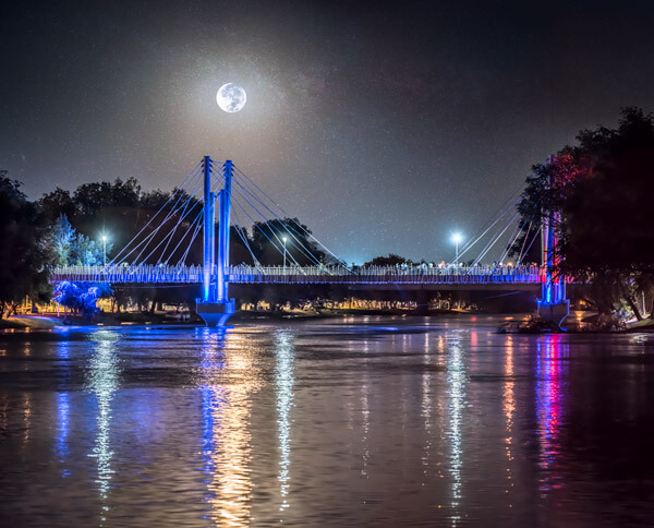 Puente bimodal en el parque Las Riberas en una noche de luna llena