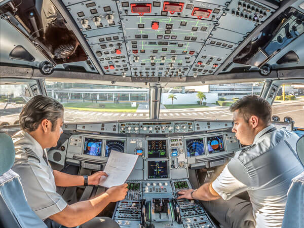 Cabina de mando de un avión de la línea aérea Volaris