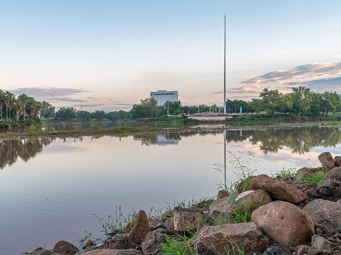 Asta Bandera Monumental
