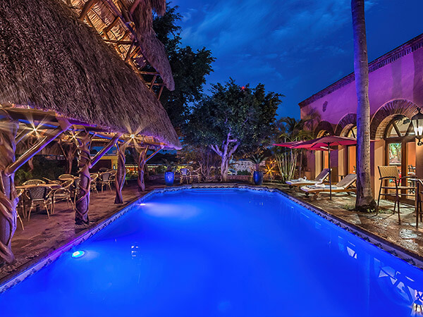 Alberca iluminada de el Hotel Posada del Hidalgo