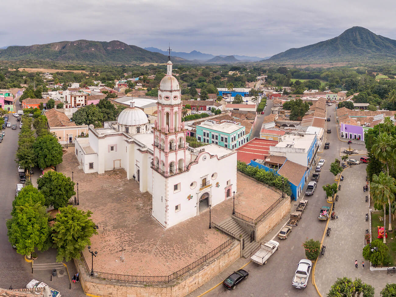 Fotografía aérea de la Parroquia de Santa Ursula en Cosalá, Sinaloa