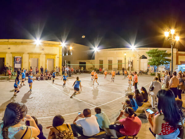 un grupo de niñas jugando pelota en la Plaza de Mocorito