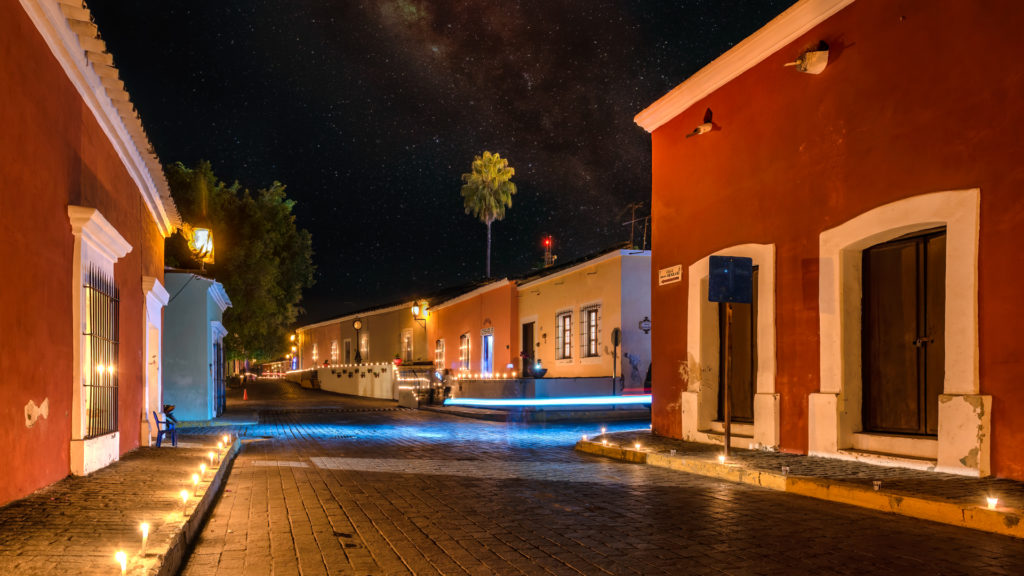 Calles de Cosalá iluminadas con velas