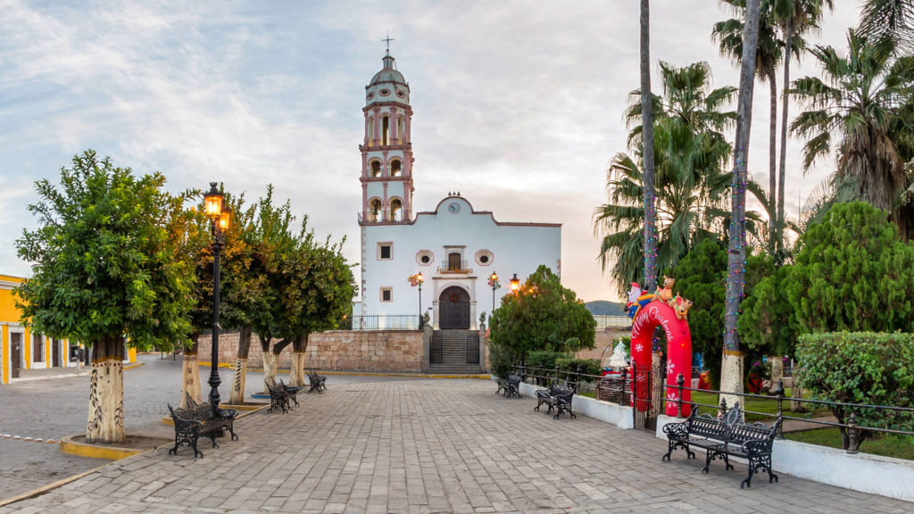 Amplia banqueta en la Plazuela de Cosalá con la Parroquia de Santa Ursula al fondo.